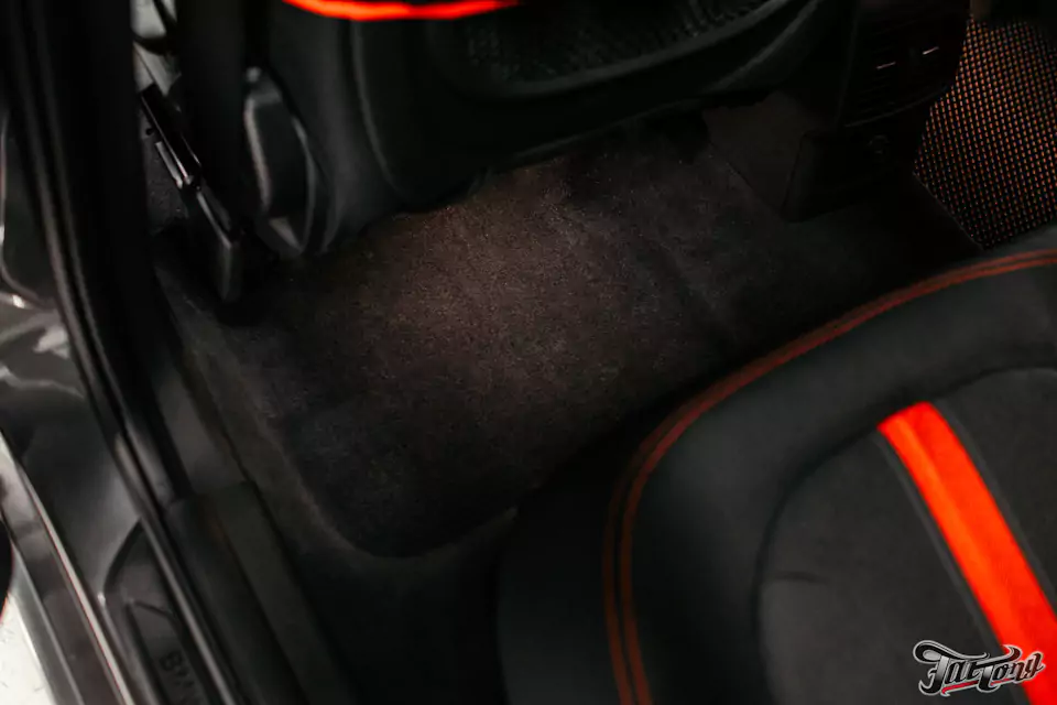 Химчистка салона BMW X1, мойка и консервация подкапотного пространства, полировка и защита фар